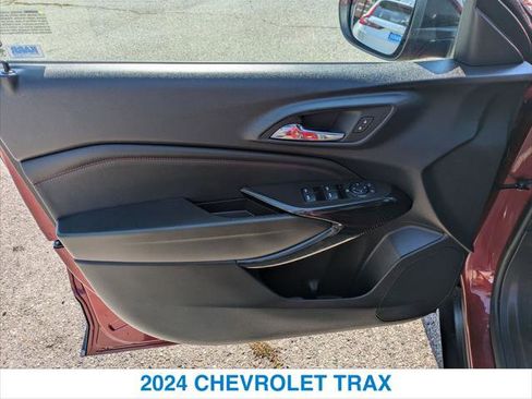 Used 2024 Chevrolet Trax RS w/ Sunroof Package image 12