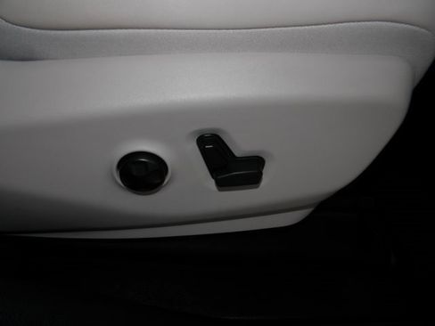 Used 2018 Chrysler Pacifica Limited w/ Tire & Wheel Group image 28