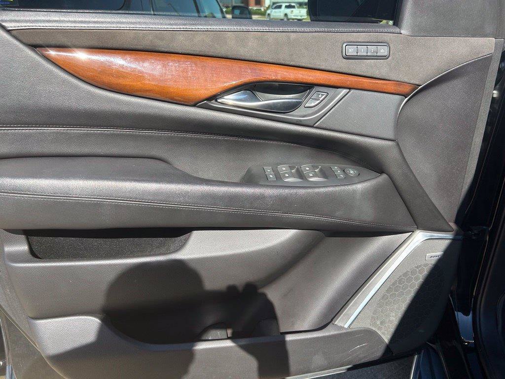 Used 2018 Cadillac Escalade Luxury AWD/4WD image 10