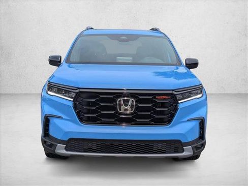 Used 2025 Honda Pilot TrailSport image 2