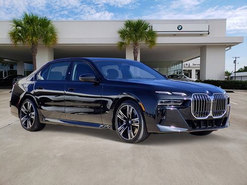 Certified 2025 BMW 760i xDrive w/ Luxury Rear Seating Package AWD/4WD image 3