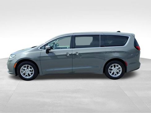 Used 2023 Chrysler Pacifica Touring-L FWD image 4