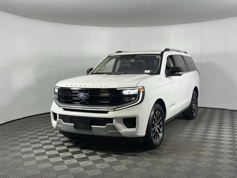Used 2025 Ford Expedition Platinum image 3