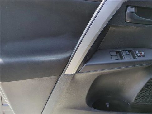 Used 2016 Toyota RAV4 LE AWD/4WD image 11