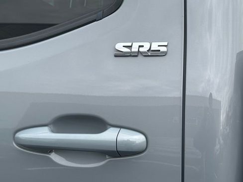 Used 2021 Toyota Tacoma SR5 AWD/4WD image 16