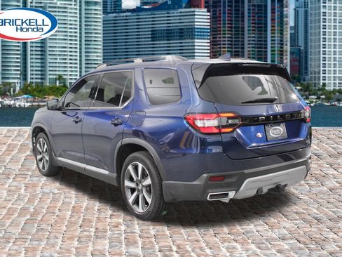 Used 2023 Honda Pilot Touring image 3