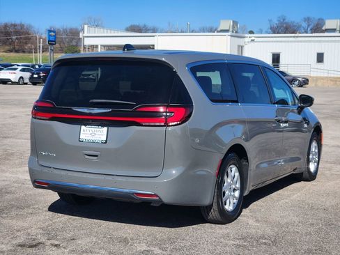 Used 2023 Chrysler Pacifica Touring-L image 5