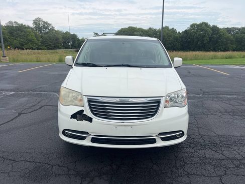 Used 2013 Chrysler Town & Country Touring FWD image 4