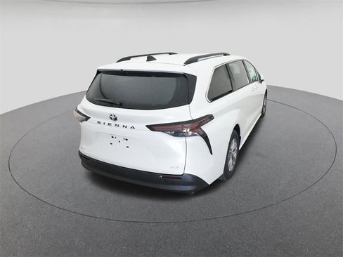 New 2026 Toyota Sienna XLE image 8