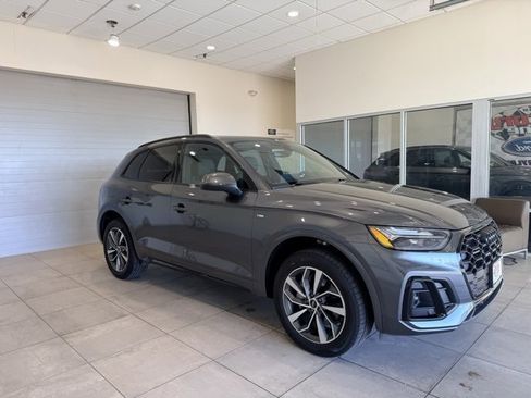 Used 2024 Audi Q5 2.0T Premium w/ Summer of Audi Package image 3
