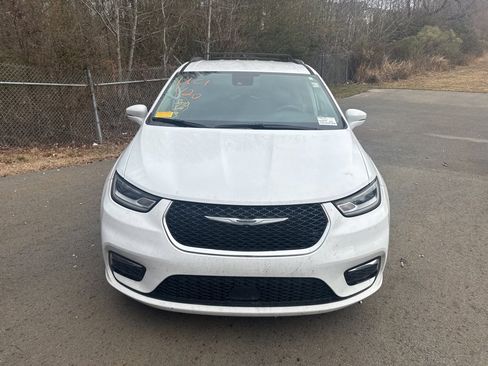 Used 2022 Chrysler Pacifica Touring-L image 2