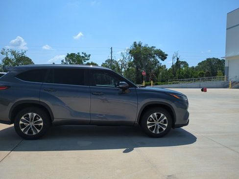 Used 2023 Toyota Highlander XLE FWD image 4
