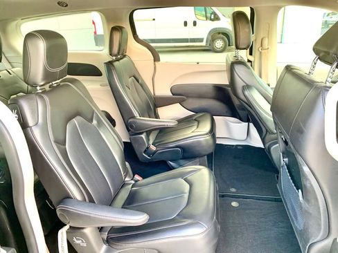 Used 2023 Chrysler Pacifica Touring-L FWD image 24