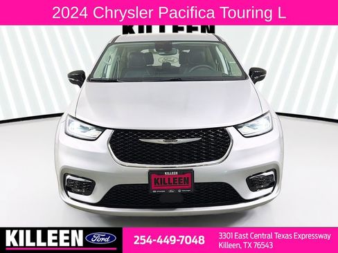 Used 2024 Chrysler Pacifica Touring-L image 2