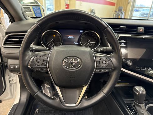 Used 2020 Toyota Camry XLE image 30