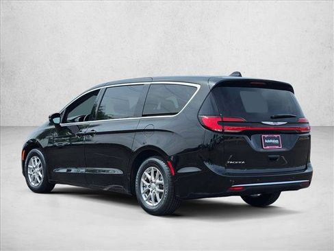 Used 2025 Chrysler Pacifica Select FWD image 8