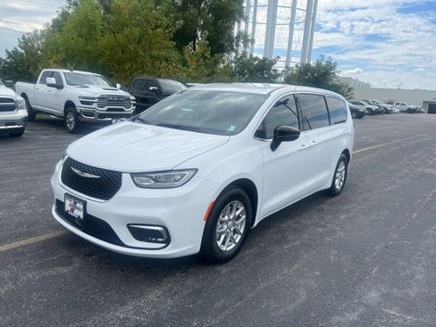 New 2026 Chrysler Pacifica Select image 1