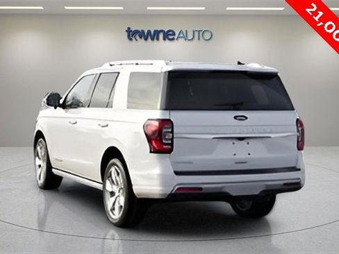 Used 2023 Ford Expedition Platinum image 3