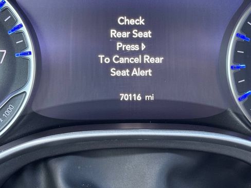 Used 2023 Chrysler Pacifica Touring-L FWD image 4