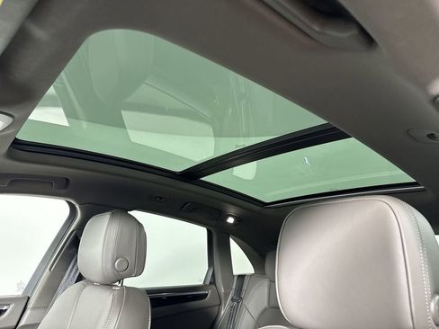 Certified 2025 Porsche Macan AWD/4WD image 42
