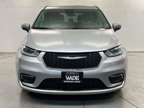 Used 2023 Chrysler Pacifica Touring-L FWD image 8