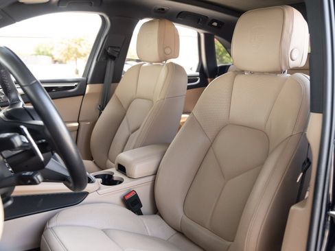 Certified 2023 Porsche Macan AWD/4WD image 4