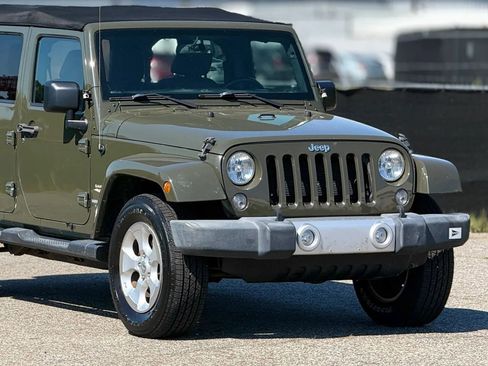 Used 2015 Jeep Wrangler Unlimited Sahara w/ Connectivity Group AWD/4WD image 15