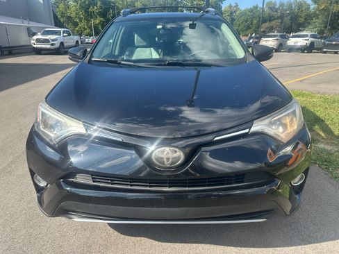 Used 2018 Toyota RAV4 XLE AWD/4WD image 2