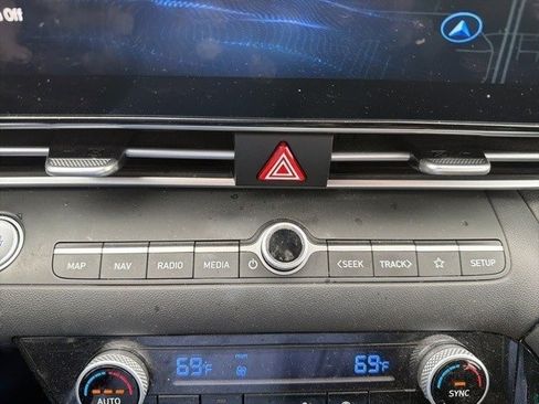 Used 2023 Hyundai Elantra SEL w/ Convenience Package image 13