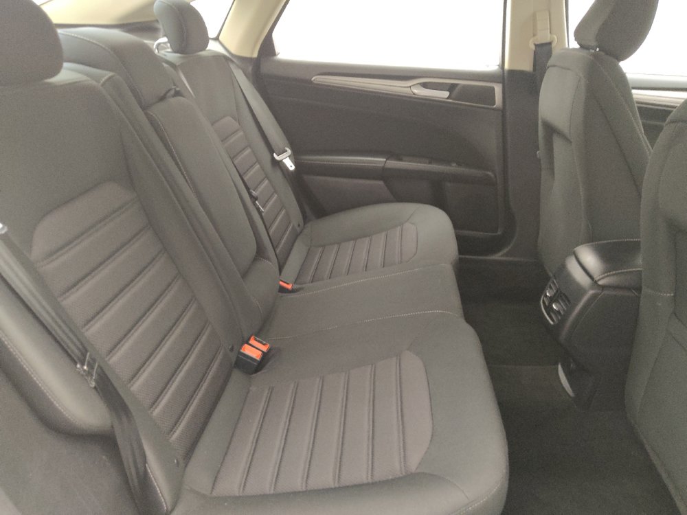 Used 2020 Ford Fusion SE FWD image 19