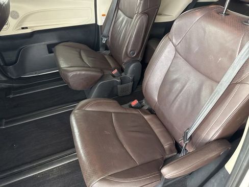 Used 2021 Toyota Sienna Platinum AWD/4WD image 26
