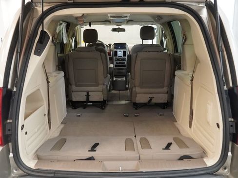 Used 2009 Chrysler Town & Country Touring FWD image 11