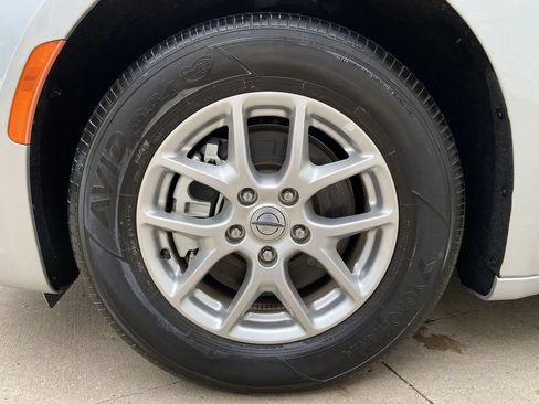 Used 2024 Chrysler Pacifica Touring-L FWD image 8