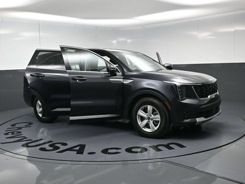 Used 2025 Kia Sorento LX FWD image 24