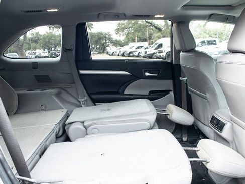 Used 2016 Toyota Highlander XLE image 17