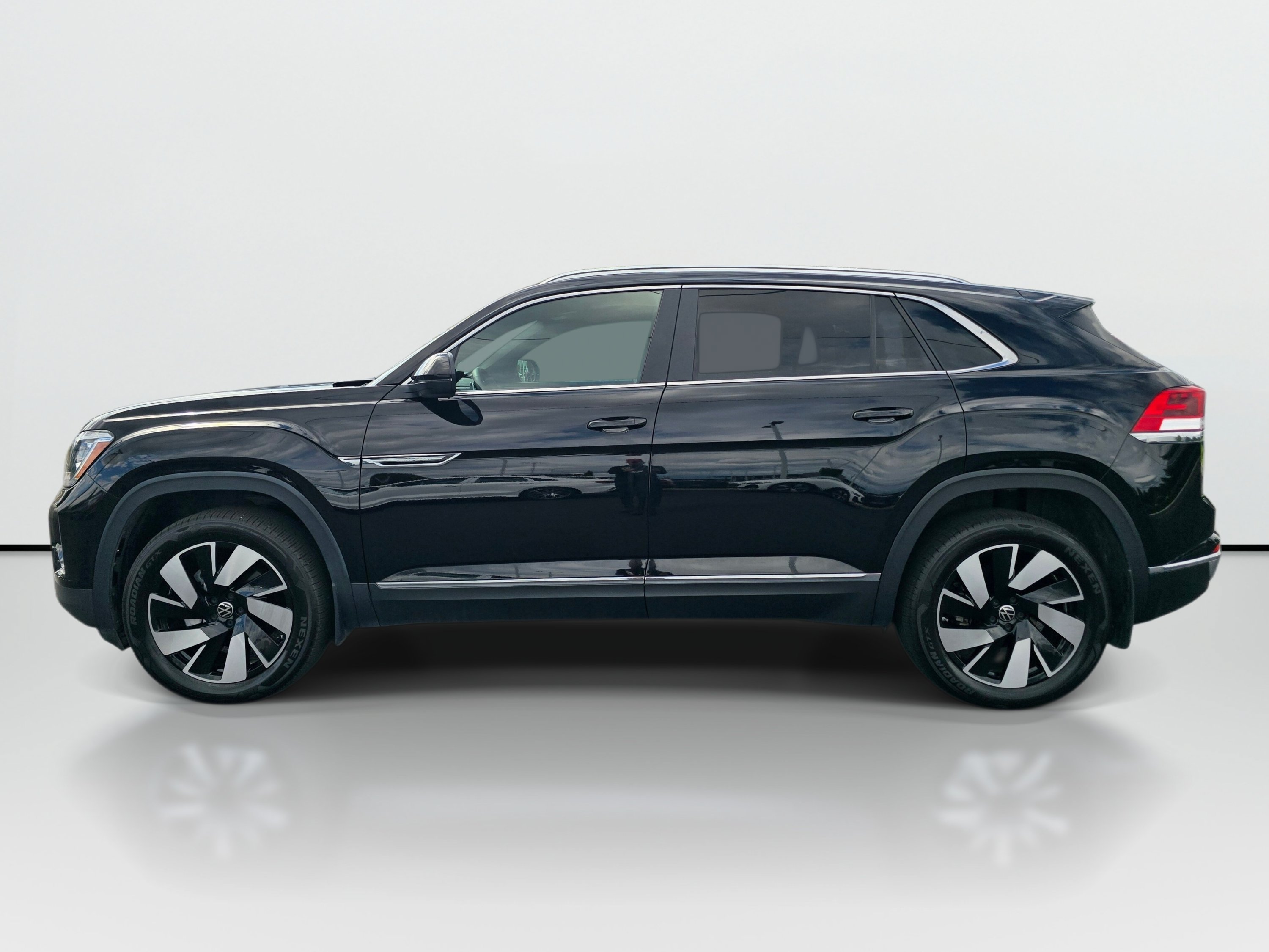 Used 2024 Volkswagen Atlas Cross Sport SEL AWD/4WD image 2