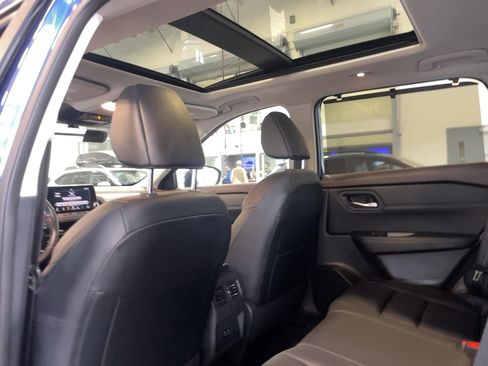 Used 2023 Nissan Rogue SV w/ SV Premium B Package image 6