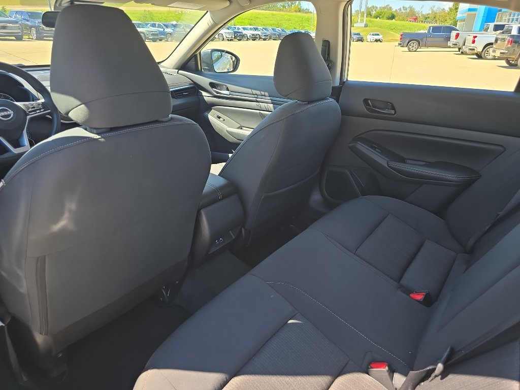 Used 2025 Nissan Altima 2.5 SV FWD image 11