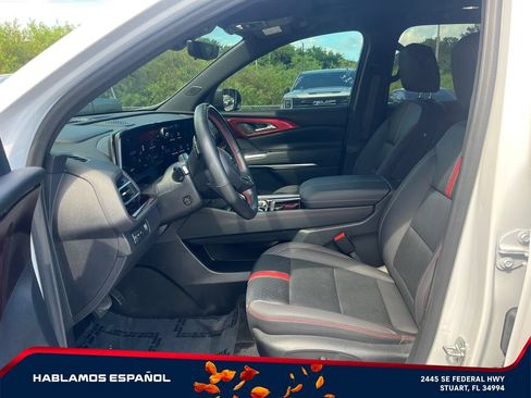 Used 2024 Chevrolet Traverse RS FWD image 12