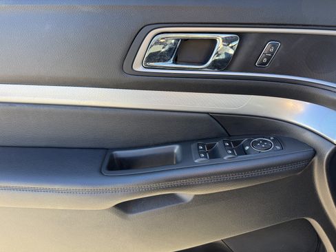 Used 2017 Ford Explorer XLT w/ Equipment Group 202A image 10