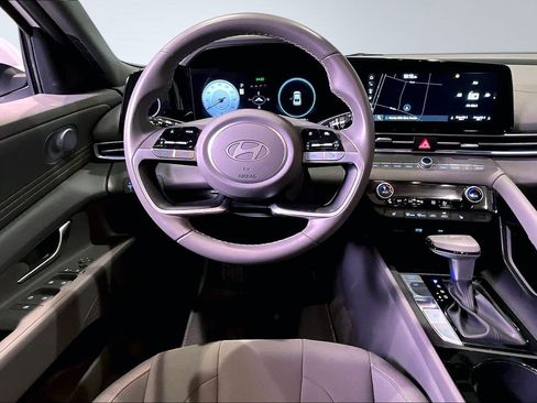 Used 2025 Hyundai Elantra SEL image 8