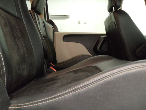 Used 2020 Dodge Grand Caravan SXT FWD image 19