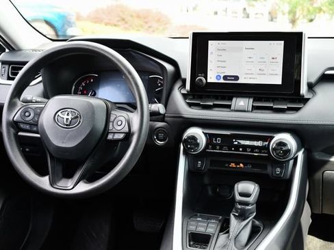 Used 2025 Toyota RAV4 XLE AWD/4WD image 2