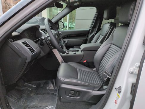 Used 2025 Land Rover Discovery S image 25