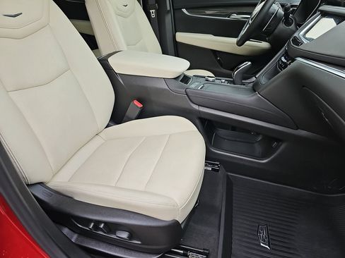 Certified 2025 Cadillac XT5 Sportv w/ LPO, Floor Liner Package AWD/4WD image 10