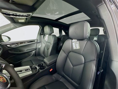 Certified 2025 Porsche Macan image 5
