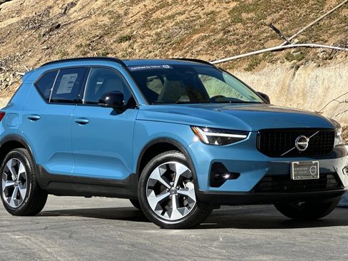 Certified 2023 Volvo XC40 B5 Plus image 2