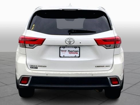 Used 2017 Toyota Highlander Limited Platinum image 4