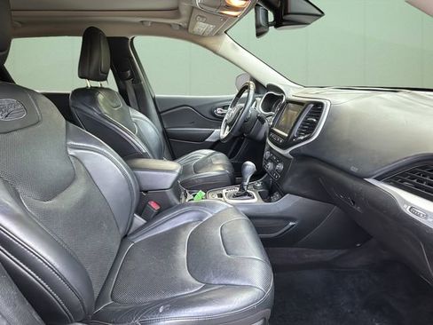 Used 2018 Jeep Cherokee Overland w/ Technology Group AWD/4WD image 36
