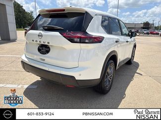 Used 2025 Nissan Rogue S FWD video 4